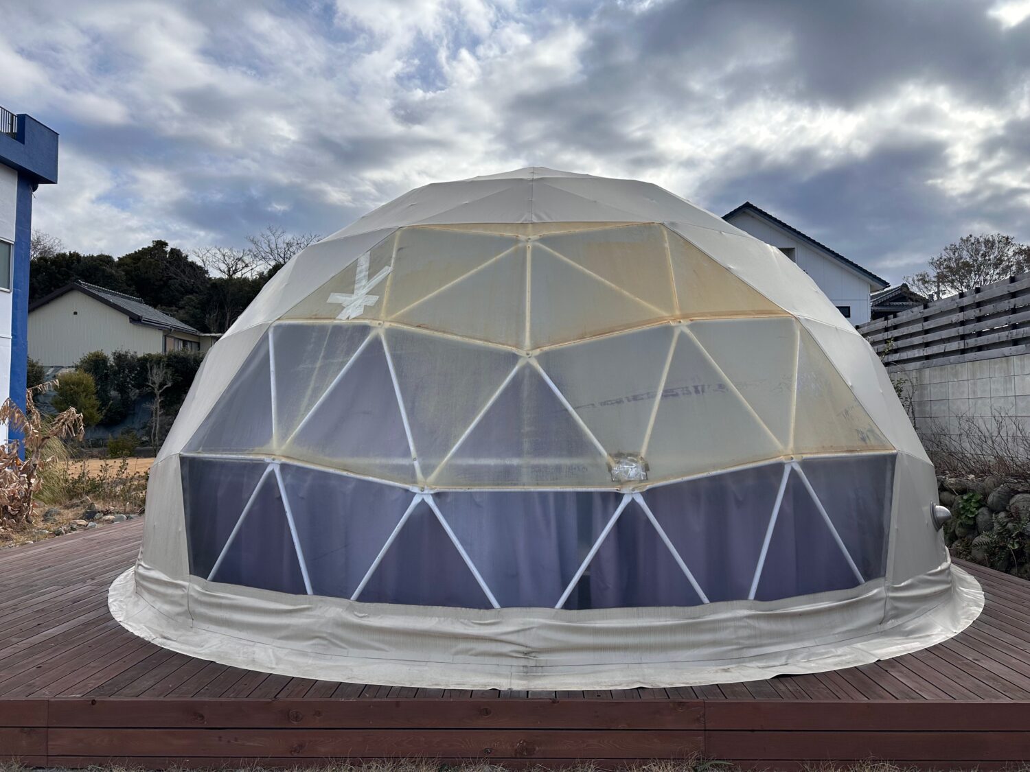 ドームテント透明パネル張り替え前の状態