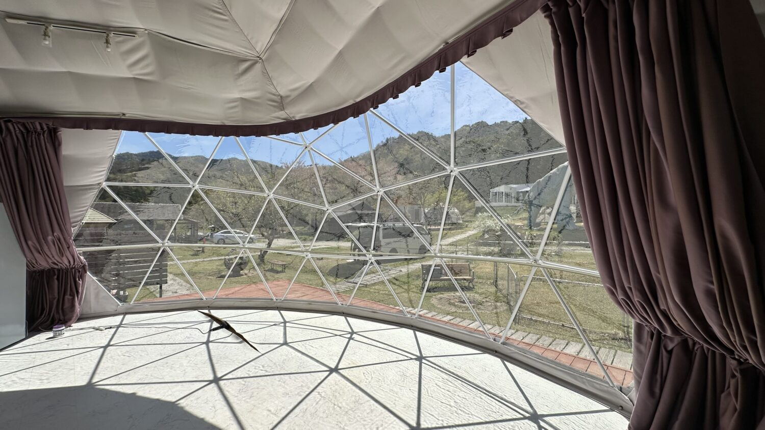 ドームテント 室内から透明部越しの眺望